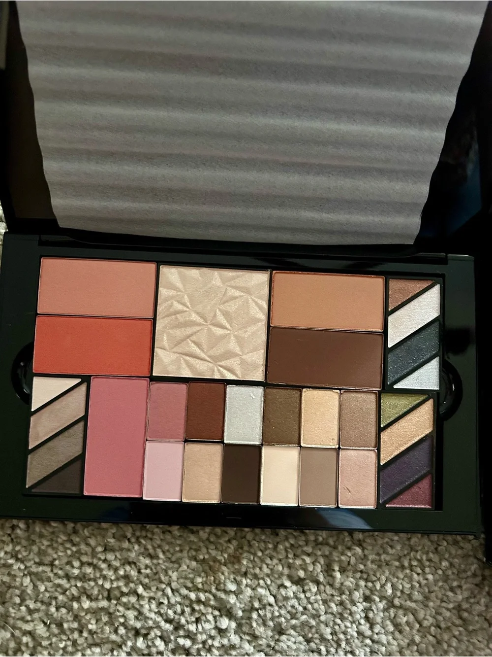 Mary Kay Eyeshadow Palette — Neutral, Pink, Coral & Champagne Shades